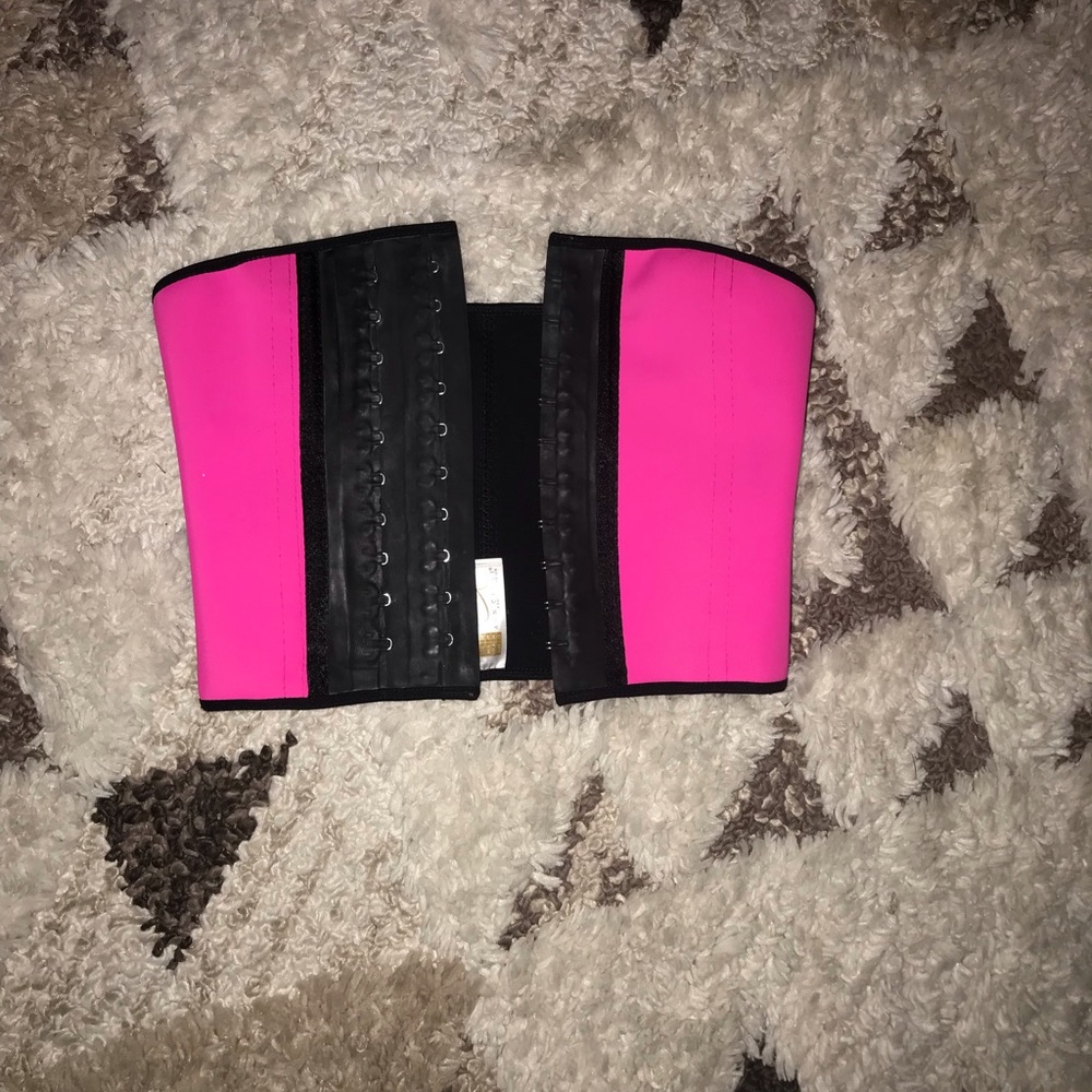 Waist trainer, very good condition. Pink and black
